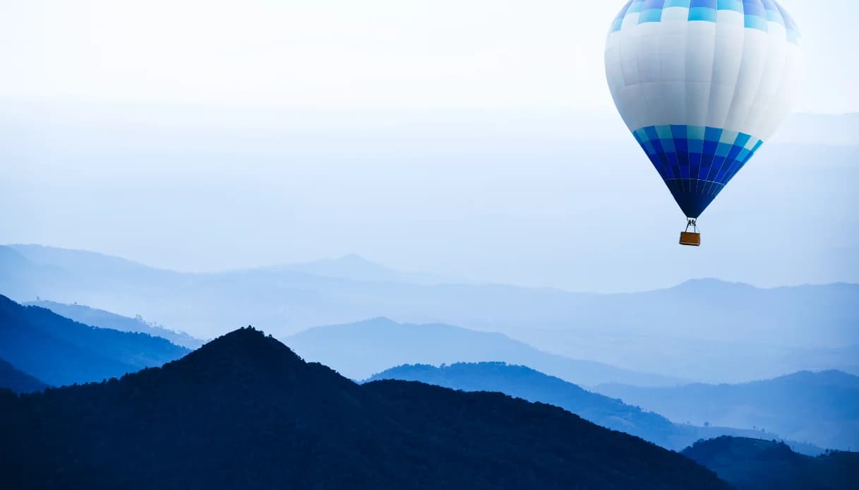 Volare in mongolfiera: sicurezza, funzionamento e cosa aspettarsi