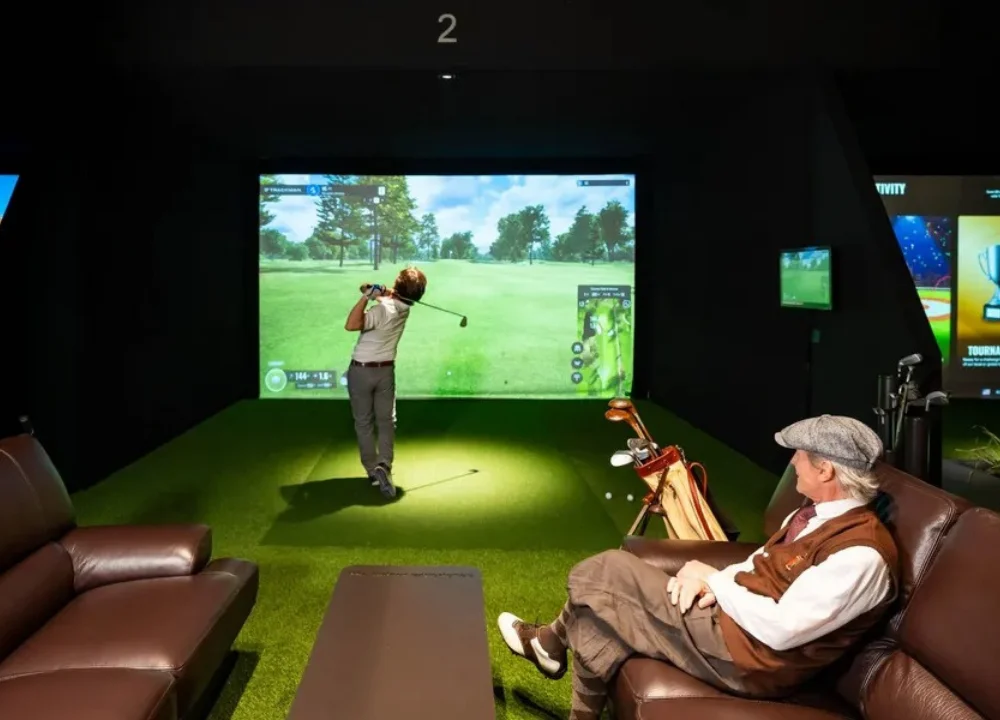 Golf indoor con simulatore: allenamento e sfide virtuali