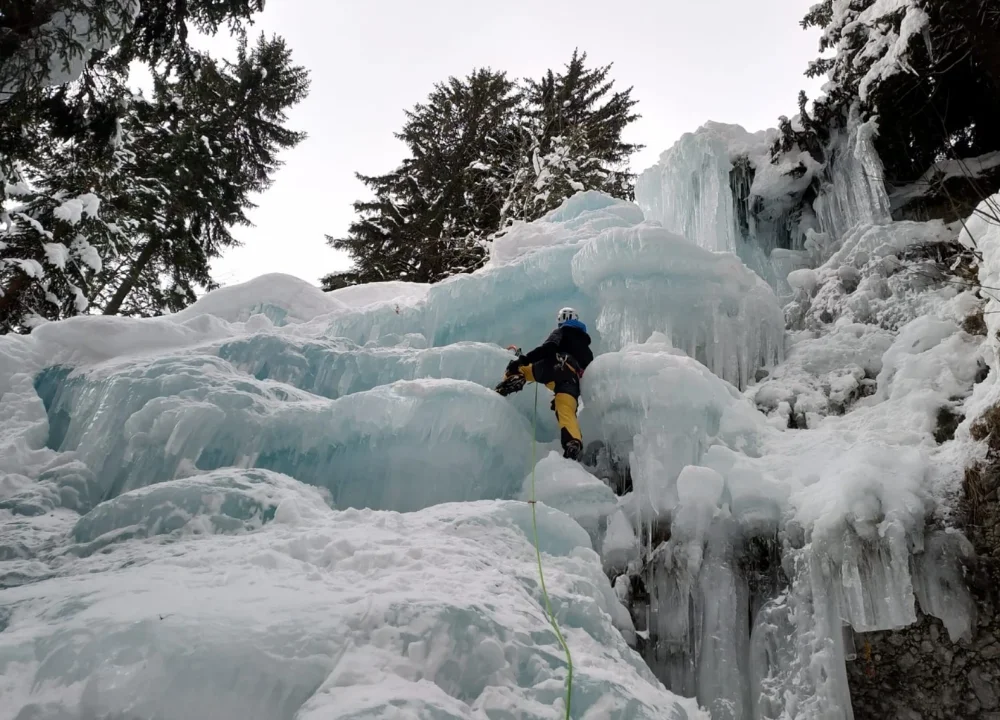 Arrampicata su cascata di ghiaccio con guida alpina