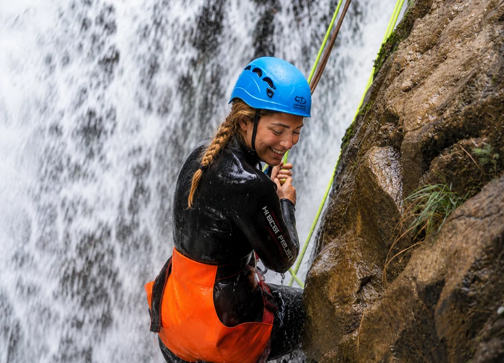 Canyoning del Sole: discese in corda e tecniche di torrentismo