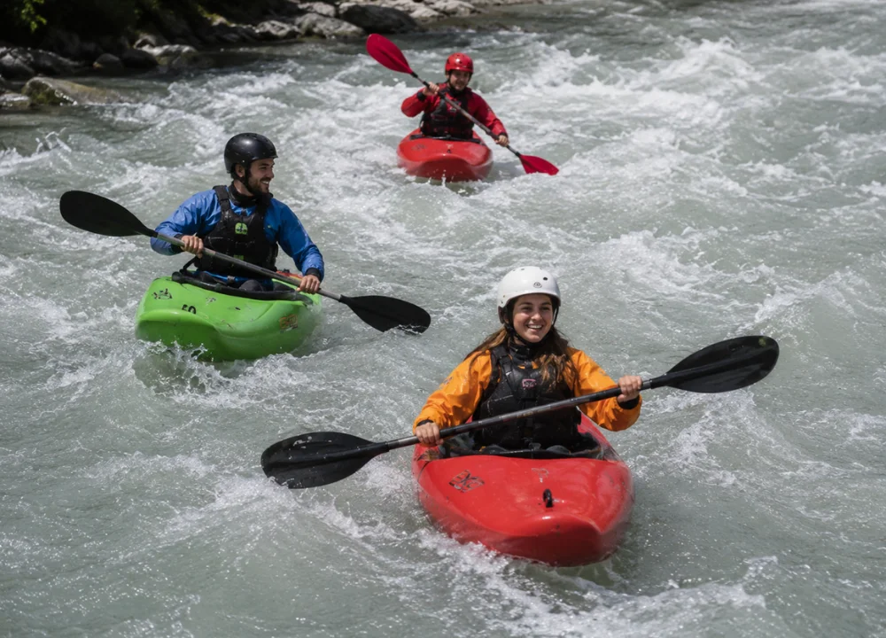 Lezione di kayak fluviale individuale e di gruppo in Val di Sole