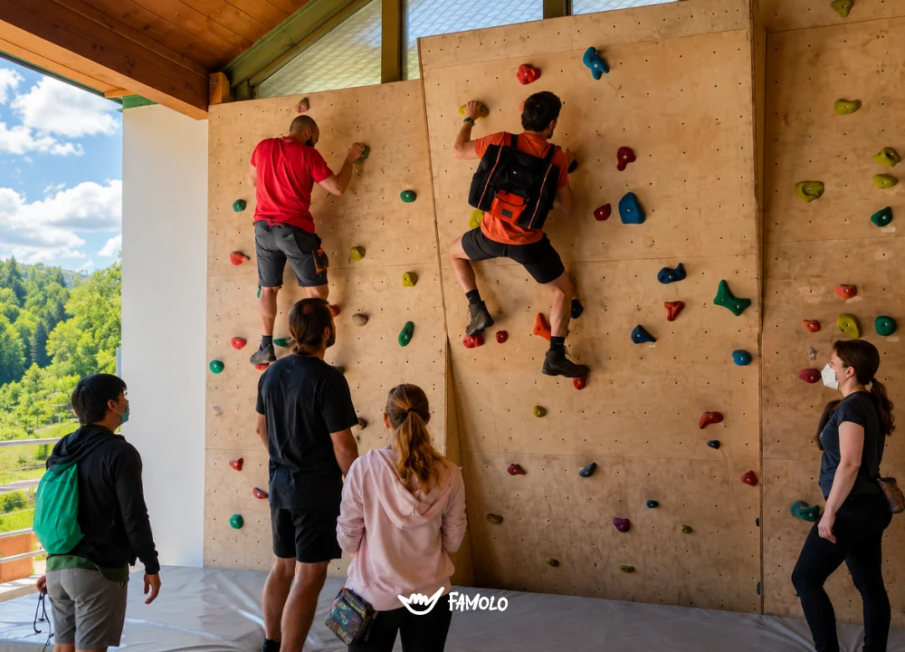 Lezione di arrampicata indoor su parete boulder