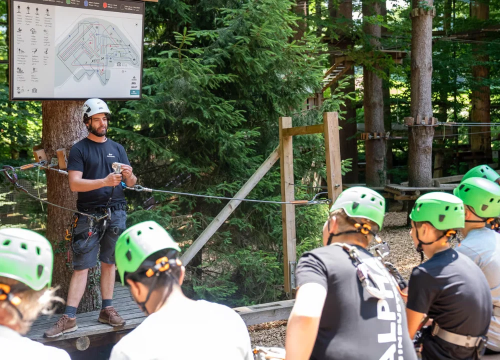 Parco avventura nelle Alpi svizzere: percorsi sospesi, zipline e area relax nel bosco