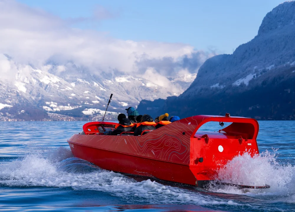 Giro in motoscafo invernale sul lago di Brienz tra neve, velocità e curve a 360°