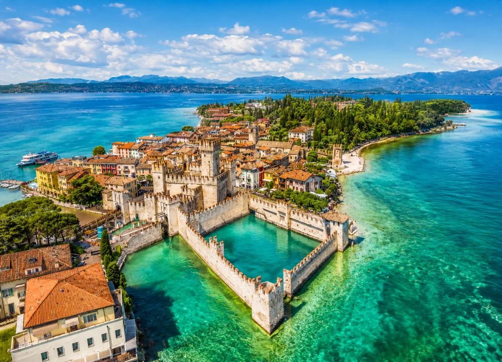 Sirmione in barca privata: grotte, castello e acque cristalline