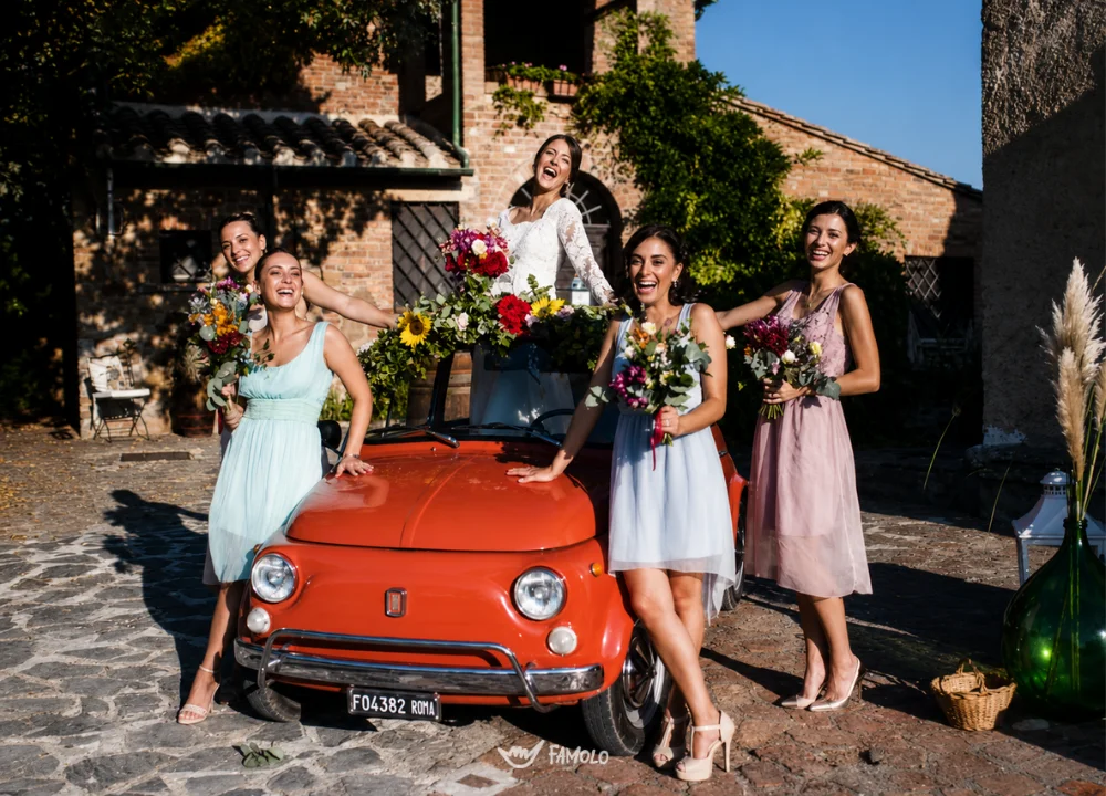 Guida vintage in Val d’Orcia tra le colline toscane